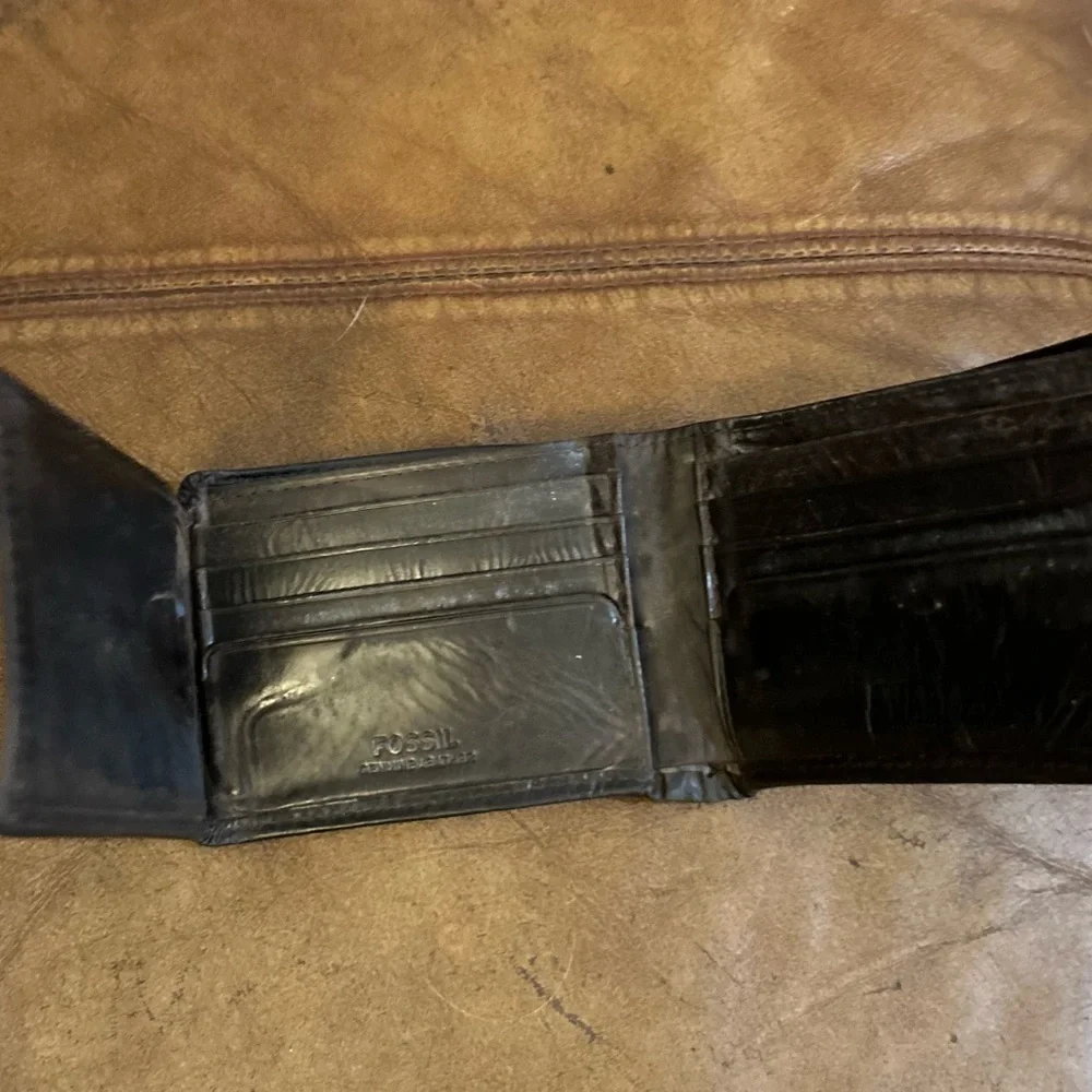 Fossil Alabama Crimson Tide wallet. Dark Leather with  Brass Accent